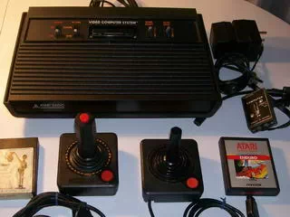 Приставка Atari 2600 (1977 год) Atari_2600